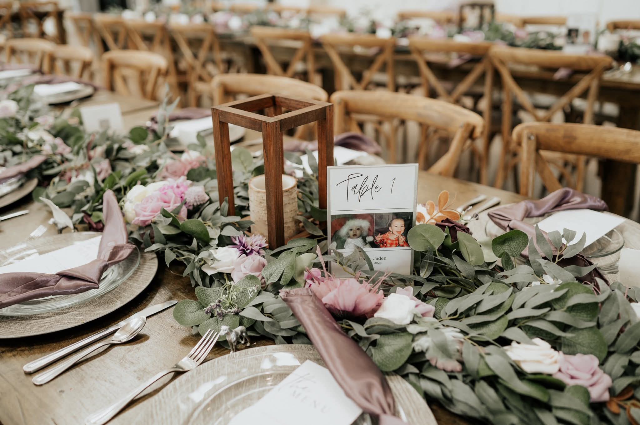 Table setting with garland runner and photo table card